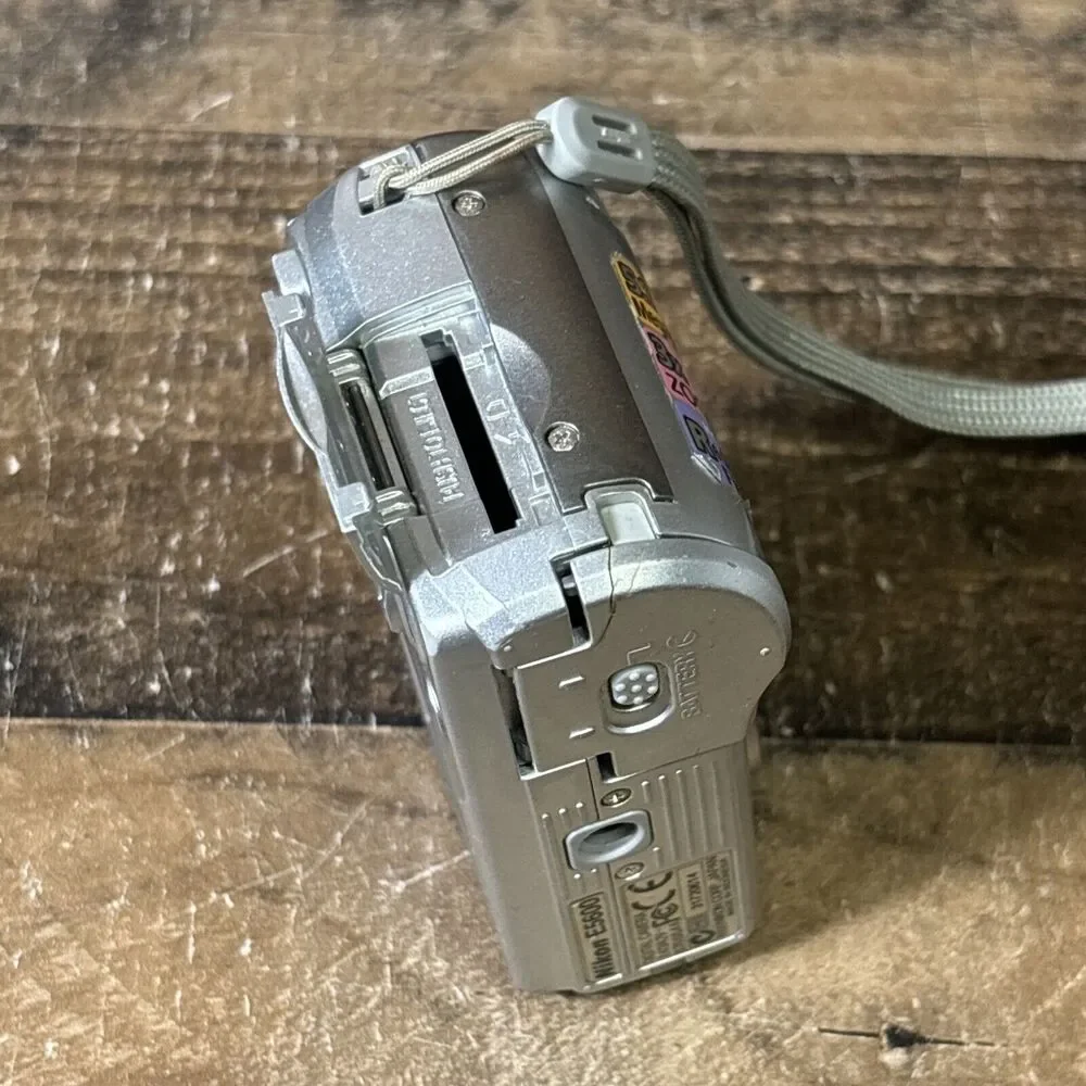 Nikon COOLPIX 5600 5.1 MP Digital Camera Silver For Parts Or Repair w Samsonite